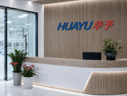 当行业都在追AI高速板，这家企业为什么选了另一条路？